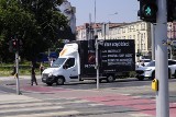 Mężczyzna wstrzymał przejazd na ulicy Roosevelta w Poznaniu. Blokował furgonetkę Fundacji Pro-Prawo do Życia