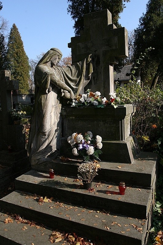 Odnowione nagrobki na kieleckich cmentarzach
