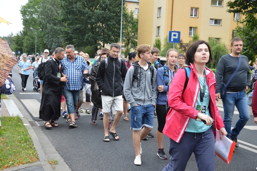 Oświęcim. Pielgrzymi w drodze na Jasną Górę [ZDJĘCIA, WIDEO]