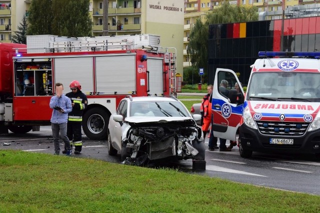 Niemal w samo południe na feralnym skrzyżowaniu alei Niepodległości i ulicy Wojska Polskiego w Inowrocławiu doszło do kolejnego wypadku. Samochód osobowy marki Renault Clio zderzył się z półciężarówką marki Lublin.Osobówka ma rozbity cały przód. Półciężarówka przewróciła się na bok.Na szczęście nikt nie ucierpiał.- Z ustaleń policjantów wynika, iż 20-letni kierowca renault clio nie udzielił pierwszeństwa przejazdu jadącemu prawidłowo kierowcy lublina i doszło do zderzenia - relacjonuje Izabella Drobniecka z inowrocławskiej policji.Policjanci zatrzymali prawo jazdy sprawcy wypadku. Wystąpią z wnioskiem do sądu o ukaranie 20-latka.Skrzyżowanie jest już przejezdne.Zobaczcie, jak doszło do wypadku. Film internauty: