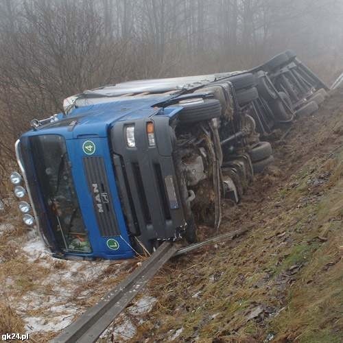 Dziś przed południem tir leżał jeszcze w rowie; trzeba było specjalnego sprzętu, aby go wyciągnąć.