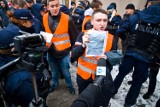 KOD w Białymstoku demonstrował przed TVP. Młodzież Wszechpolska zakłóciła manifestację (zdjęcia)