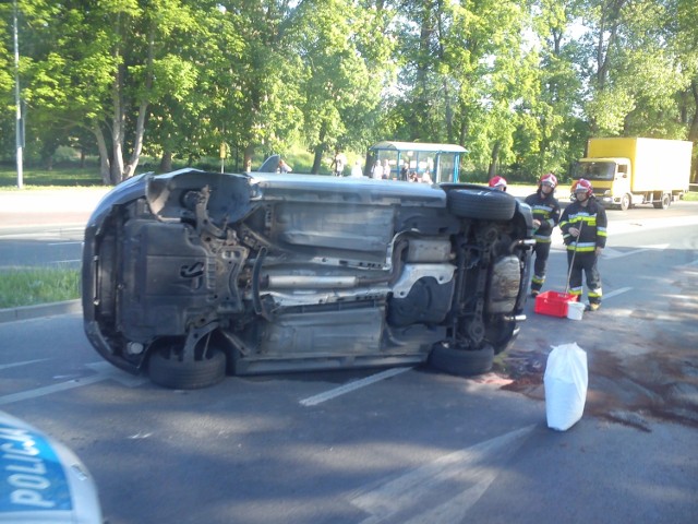 Volvo wylądowało na boku. Na szczęście kierowca nie ucierpiał.