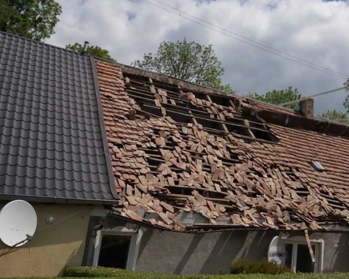 Tak wygląda budynek po wybuchu butli z gazem w Idzikowicach.