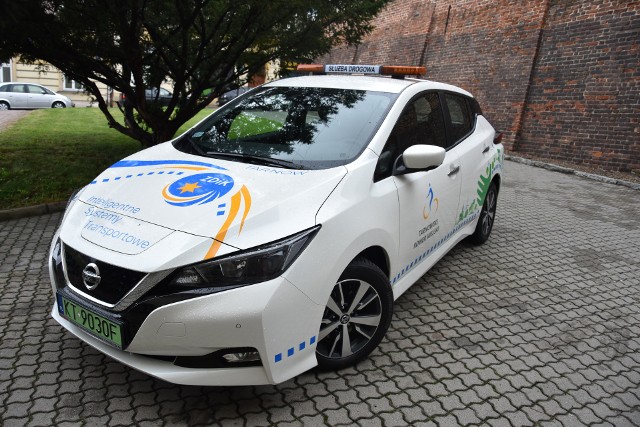 Samochód elektryczny został oklejony logotypami i napisami: „Inteligentne Systemy Transportowe”, „Tarnowski Rower Miejski", ZDiK