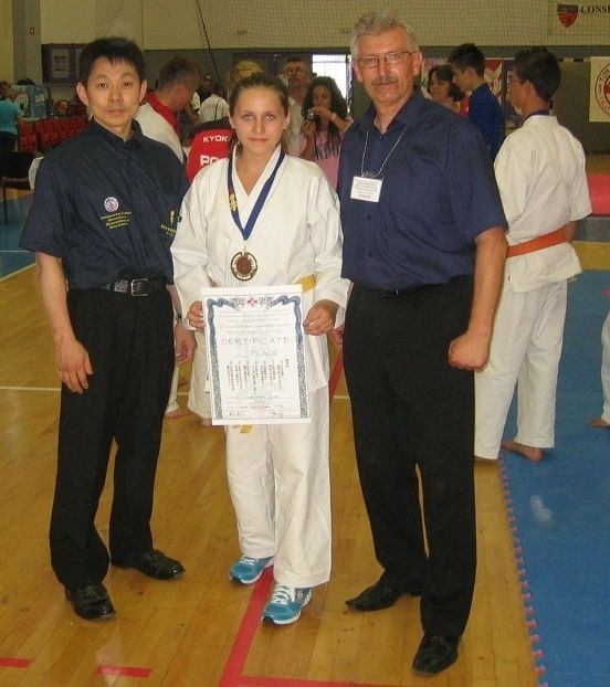 Sylwia Kowalewska w Rumunii zdobyła złoty medal w kategorii do 14 lat. Z prawej trener Janusz Krawczyński. 