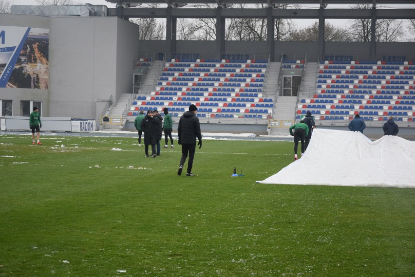 Skandal! Miejski Ośrodek Sportu i Rekreacji zapomniał przygotować boisko dla Radomiaka do treningu (ZOBACZ ZDJĘCIA)