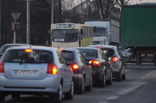 Na węzeł bardzo czekają kierowcy. Dziś w jego rejonie Opole ma jedno z najbardziej zakorkowanych skrzyżowań Opola. Na zdjęciu zakorkowana ulica Budowlanych.