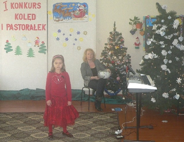 Ośmioletnia Wiktoria z Wielgusa zaśpiewała w konkursie utwór "Hej kolęda, kolęda".