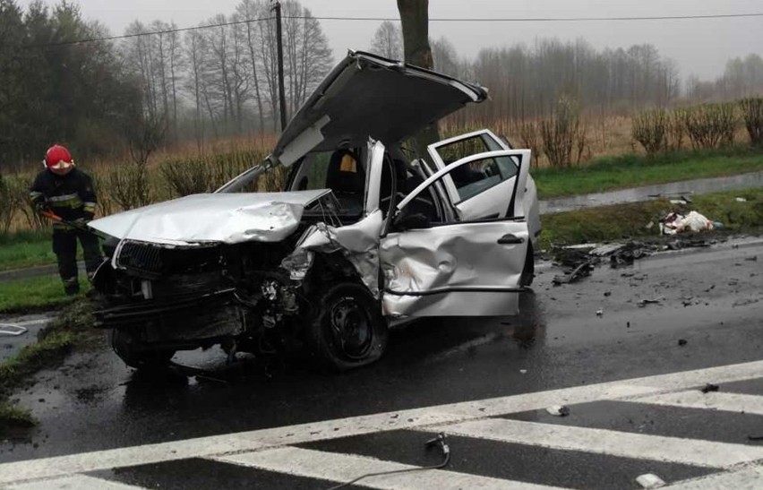 Na miejsce przyjechała policja i pogotowie. Kierowcy skody i...