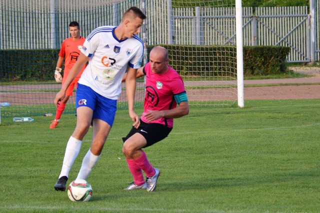 Arkadiusz Czapla (z piłką) zdobył cztery gole dla Unii w Andrychowie.