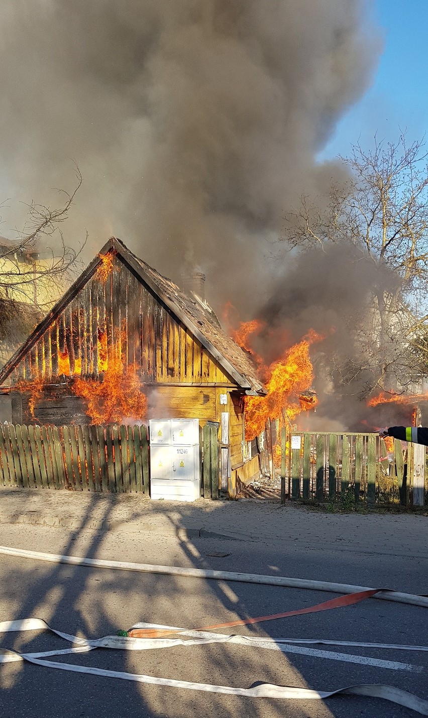 Pożar domu przy ul. Boboli w Białymstoku. Dwie osoby zostały...