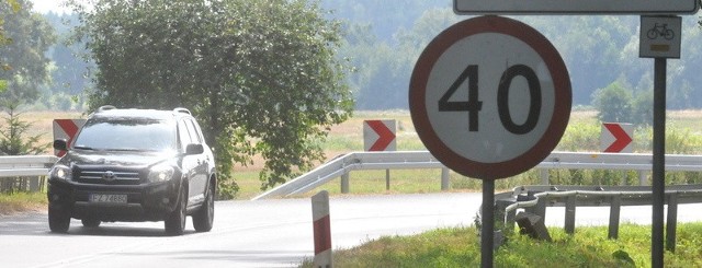 Przed wjazdem do miejscowości ustawiono znak ograniczający prędkość do 40 km/h, a wcześniej - ostrzegający o wypadkach