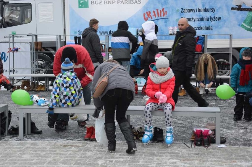 Tłumy ludzi na sztucznym lodowisku w Starachowicach 