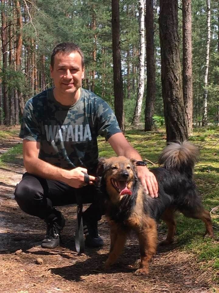 Burmistrz Białobrzegów Adam Bolek na spacerze z bezdomnymi psami. Od dawna razem z córkami pomaga w schronisku 