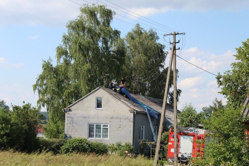 Potężna burza przeszła w Zamościu i w okolicznych gminach. Wiatr przewracał drzewa i budynki, zrywał dachy. Zobacz zdjęcia