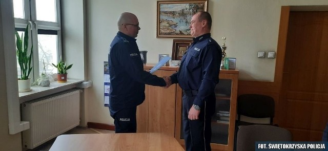 Komendant powiatowy  ostrowieckiej policji (z lewej) z nowym szefem komisariatu w Kunowie podkomisarzem Dariuszem Kwiatkowskim