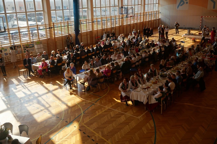 Spotkanie Wielkanocne w Koprzywnicy z udziałem prawie 200 osób. Zobacz kto usiadł przy wspólnym stole. Zdjęcia