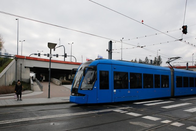 Radna Teodozja Maliszewska (Platforma-Koalicja Obywatelska) na poniedziałkowym posiedzeniu Komisji Infrastruktury Rady Miasta Krakowa wyraziła oburzenie, że na pojazdach krakowskiej komunikacji miejskiej nie ma ukraińskich flag, a dawno już o tym pomyślano w innych dużych miastach.