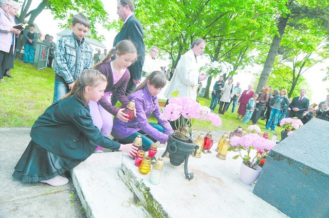 Pamięć o przeszłości nie musi dzielić. W maju 2010 roku przedstawiciele mniejszości i większości modlili się wspólnie o pojednanie pod pomnikiem radzieckich żołnierzy w Folwarku.