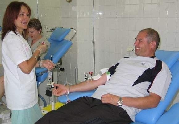 Artur Domagalski z Przemyśla regularnie honorowo oddaje krew.