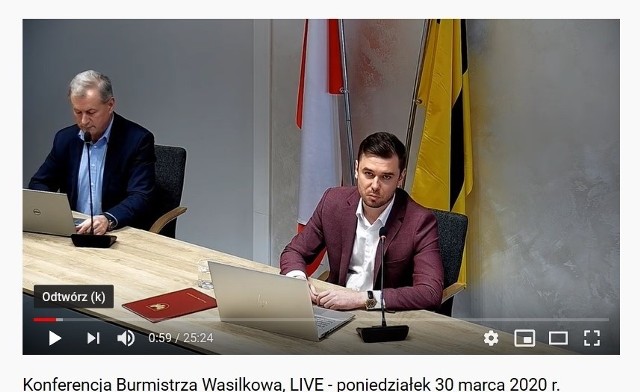 Konferencja internetowa burmistrza Wasilkowa Adriana Łuckiewicza (z lewej sekretarz gminy)