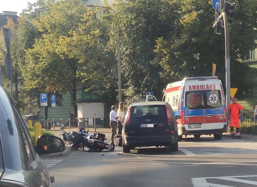 Białystok. Wypadek na ul. Lipowej. 75-letni motocyklista wjechał na czerwonym świetle i został potrącony przez forda 