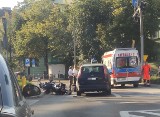 Białystok. Wypadek na ul. Lipowej. 75-letni motocyklista wjechał na czerwonym świetle i został potrącony przez forda 