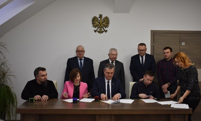 W Opatowcu podpisano umowę na wykonanie zadania pod nazwą „Budowa stacji uzdatniania wody wraz z infrastrukturą towarzyszącą”.