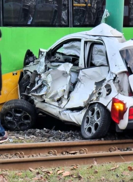 Tramwaj zderzył się z samochodem. Jedna osoba została ranna.