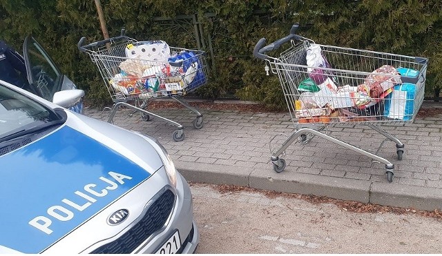 Na pytanie policjantów, dlaczego z dala od sklepu używają wózków zakupowych podejrzani oświadczyli, że daleko zaparkowali. Nie mają przy sobie paragonów