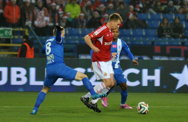Łukasz Burliga (w czerwonej koszulce) był w tym meczu jednym z lepszych piłkarzy Wisły.