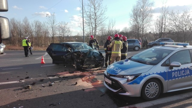 Poważny wypadek w Bytomiu u zbiegu alei Jeziorańskiego i Dworskiej.Zobacz kolejne zdjęcia. Przesuwaj zdjęcia w prawo - naciśnij strzałkę lub przycisk NASTĘPNE