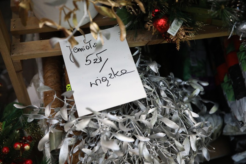 Magia świąt na krakowskich targowiskach. Mikołaje, choinki, opłatki, sianko, można kupić wszystko! [ZDJĘCIA]
