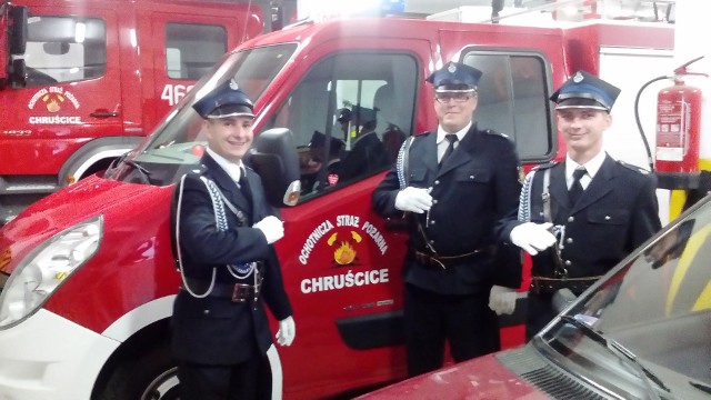 Od lewej: Mateusz Płatek, Łukasz Wojciechowski, Marcin Gawłowski - strażacy z jednostki w Chruścicach. 