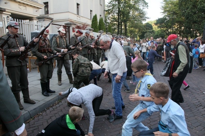 Piknik historyczny przed łódzką katedrą [zdjęcia]