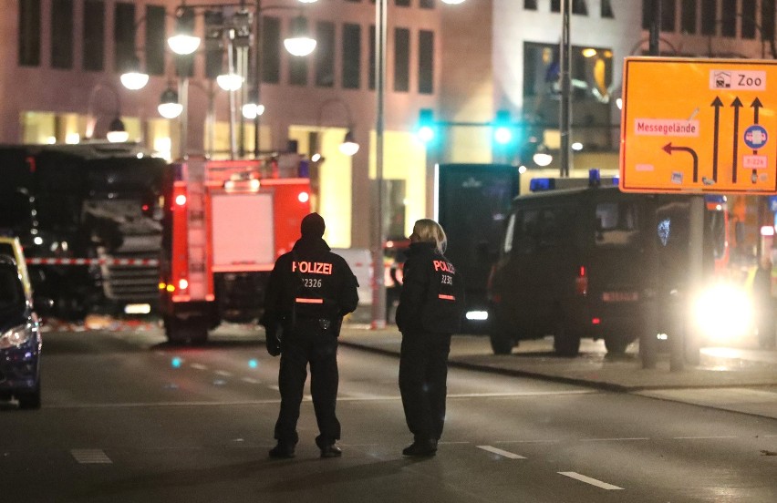 Niemcy: Zamach na Breitscheidplatz w Berlinie. Ciężarówka wjechała w ludzi na jarmarku świątecznym