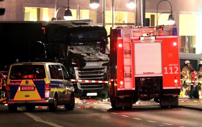 Niemcy: Zamach na Breitscheidplatz w Berlinie. Ciężarówka wjechała w ludzi na jarmarku świątecznym