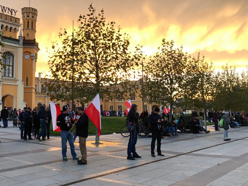 Marsz narodowców we Wrocławiu rozwiązany. Są ranni, wśród nich policjant. Dutkiewicz: Brak wsparcia policji. Ta odpowiada: Był pan tam?