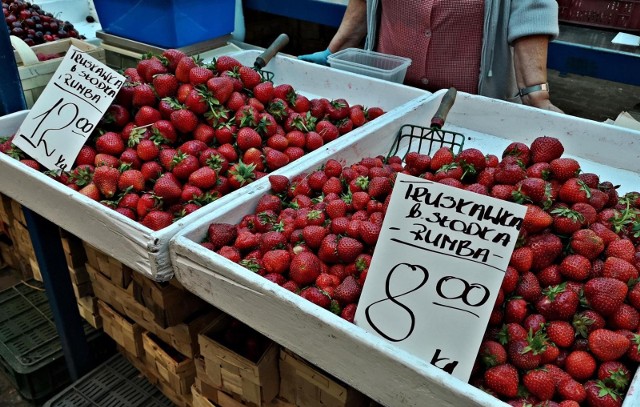 Tyle kosztowały truskawki rok temu ok. 10 czerwca w Krakowie. Na stawki tych owoców w upraw polowych trzeba jeszcze zaczekać.