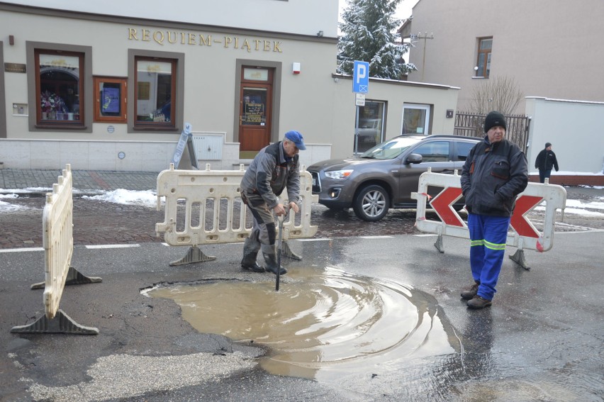 W Tarnowie na ulicy Bernardyńskiej zapadła się jezdnia. Uwaga na utrudnienia w ruchu
