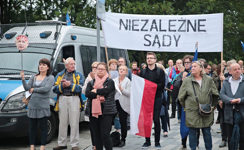 Kraków. Mieszkańcy protestowali przeciwko reformie sądownictwa [ZDJĘCIA]