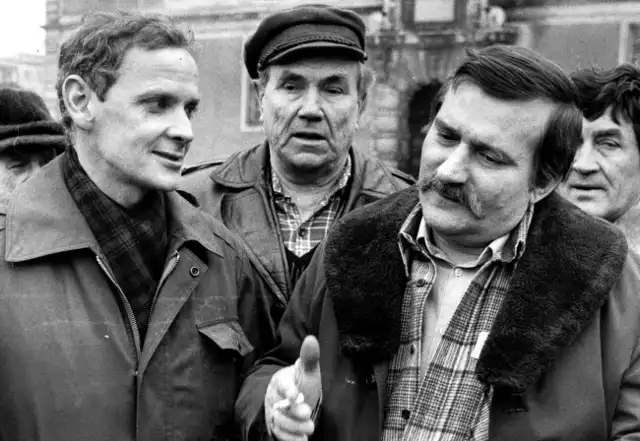 Jacek Taylo r z Lechem Wałęsą przed gmachem gdańskiego sądu . Zdjęcie z 1984 r. , prawdopodobnie  zrobiono je podczas "procesu gdańskiego"