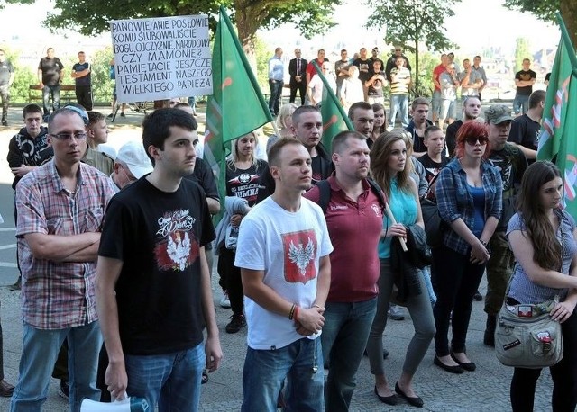 Kilkadziesiąt osób zebrało się dziś pod urzędem wojewódzkim w Szczecinie by pikietować przeciwko rządowi.