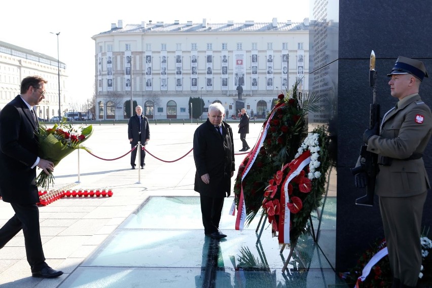 „To jawna pogarda wobec Polaków” – piszą celebryci o PiS i prezesie Kaczyńskim. Szef PiS, mimo zakazu, odwiedził grób matki na Powązkach