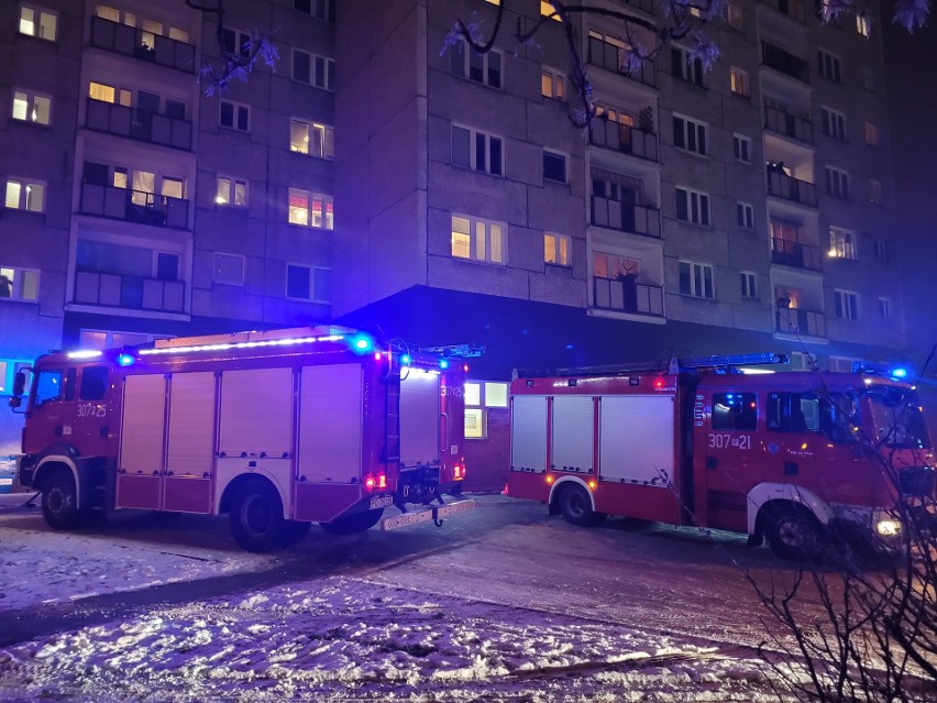 4 zastępy straży pożarnej na osiedlu Orła Białego.