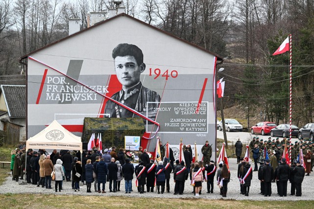 Uczestnicy odsłonięcia muralu w Tarnawce, 5 bm. Mural upamiętnia zamordowanego przez Sowietów w Katyniu por. Franciszka Majewskiego, kierownika Szkoły Powszechnej w Tarnawce w latach 1936-1939. Pomysłodawcą dzieła jest Antoni Bała, a autorem muralu Arkadiusz Andrejkow. Projekt sfinansował rzeszowski oddział Instytutu Pamięci Narodowej.