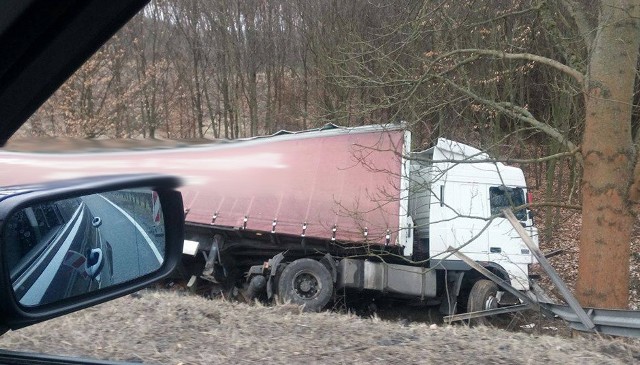 Ciężarówka leżała na poboczu drogi przez trzy dni.