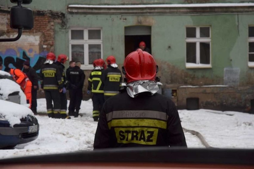 Gniezno: Pożar w centrum. Trzy osoby przewieziono do...