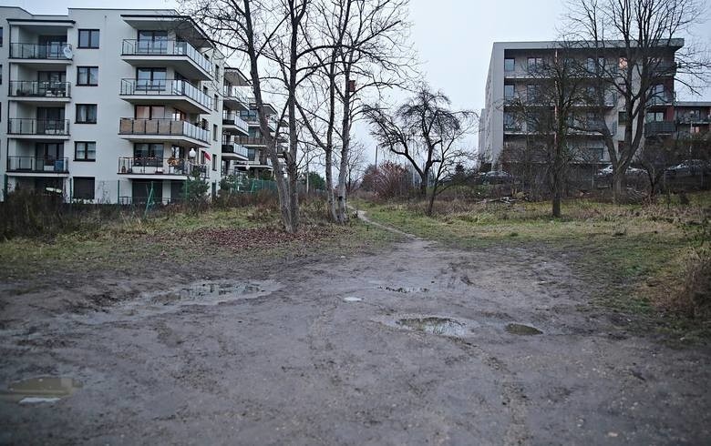 Miejsce, gdzie miasto buduje blok komunalny przy ulicy...